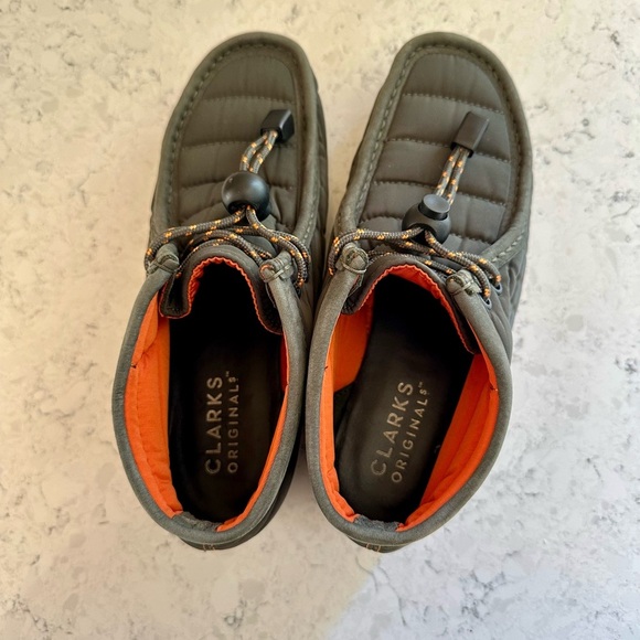 Clark’s Women’s Olive Quilted Wallabees with Orange Accents | Chukka Boots | 5.5 - Picture 3 of 9